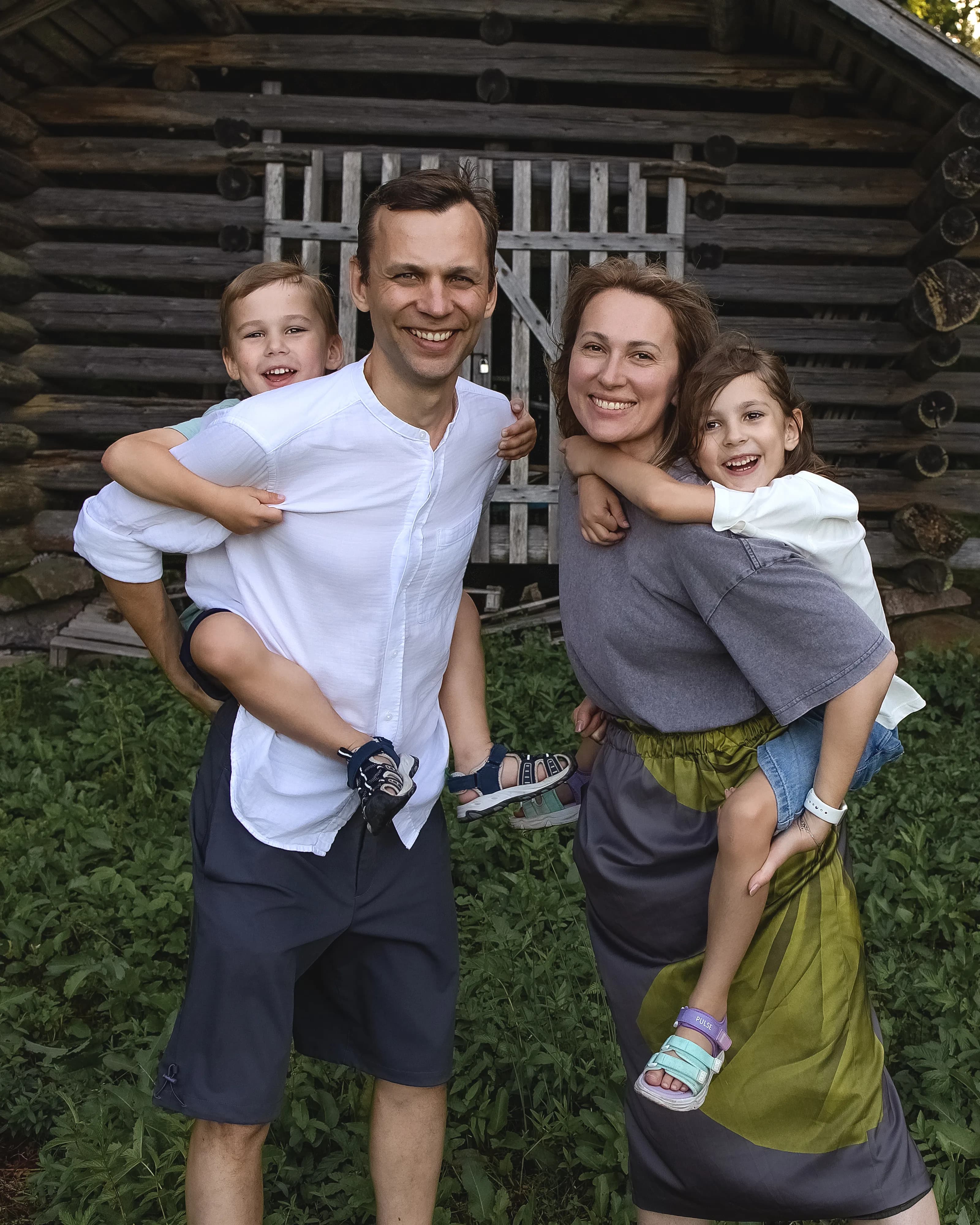 Outdoor family portrait log cabin piggyback fun